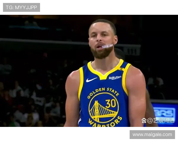 库里精准长传助攻 格林反击上篮轻松打进完成精彩配合