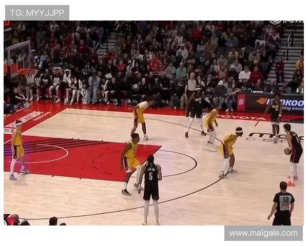 开拓者挑战湖人比赛集锦 赛场激战揭示新赛季精彩对决